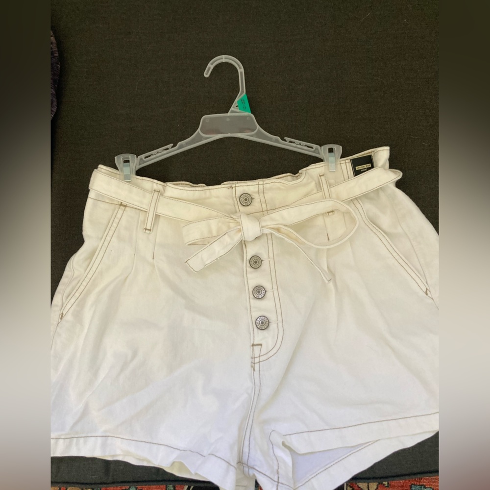 NWT Abercrombie and Fitch white paper bag short with tie belt. sz 31/12